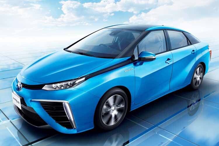 Technischer Vorreiter: Angetrieben wird der 4,89 Meter lange Viertürer von einem 113 kW/158 PS starken E-Aggregat. Er fährt bis zu 178 km/h schnell. (Foto: Toyota)