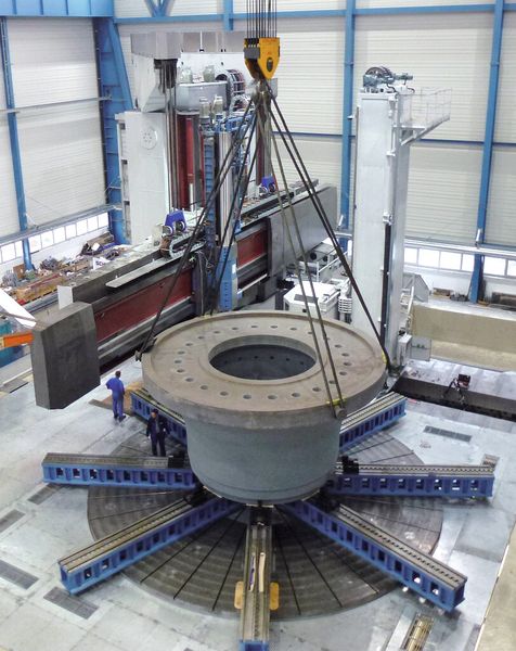 Die offene, übersichtliche Architektur der Karusselldrehmaschine VME 10 erlaubt eine ebenso präzise wie kostenoptimierte Bearbeitung. (Bild: Schiess)