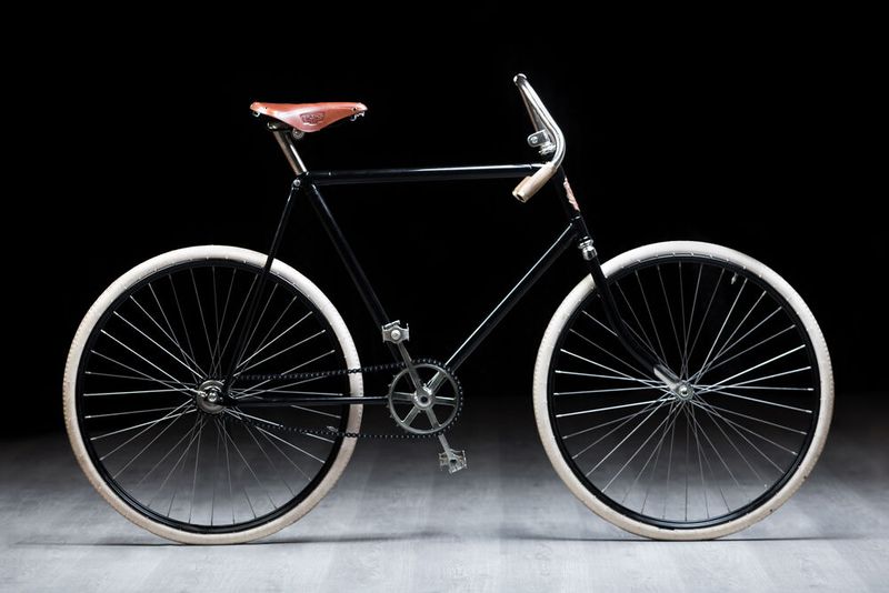 … das erste Slavia-Modell. In der Historie von Skoda war es ein Fahrrad. Es entstand 1896, ein Jahr nach der Firmengründung. Im Bild zu sehen ist ein Nachbau. (Bild: Skdoa)