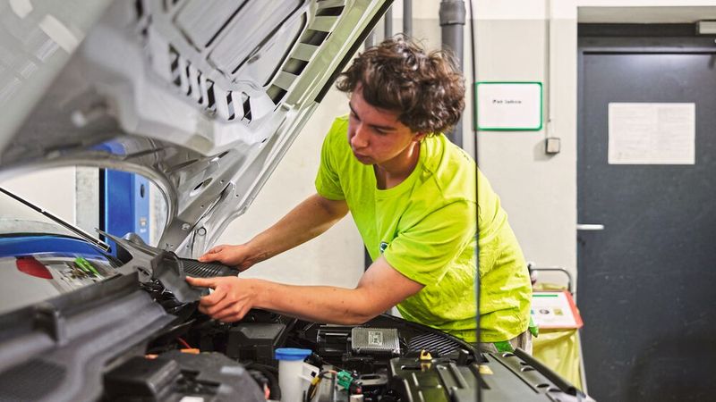 Am Ende noch das Feintuning, dann ... (Bild: Ivo Hercik/Skoda)