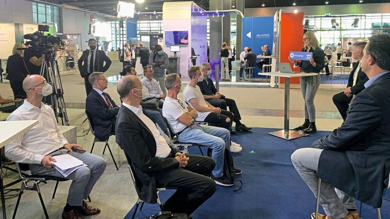 Zuhörer des Fachvortrags am ZDK-Stand.  (Pfaff/»kfz-betrieb«)