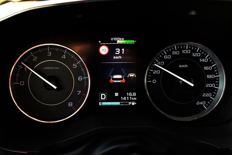 Schönes Gimmick: Im Combi-Instrument kann man sich unter anderem den „Eyesight-Blick“ anzeigen lassen. Dort wird auch wahrgenommen, wenn man bremst. (Seyerlein / »kfz-betrieb«)