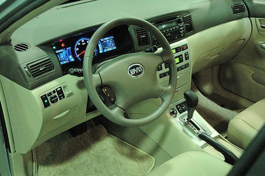 Das Cockpit zeigt den Status des Antriebssystems an. In den USA soll der F3 DM 28.800 Dollar kosten. (Archiv: Vogel Business Media)