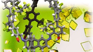 Im Hintergrund: lichtmikroskopische Bilder des einkristallinen Materials der formstabilen Käfigverbindung. Im Vordergrund: Stabmodell der Einkristallstruktur, grau: Kohlenstoff, weiß: Wasserstoff, rot: Sauerstoff, blau: Stickstoff und grün: Fluor. (Bild: Prof. Dr. Michael Mastalerz)