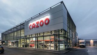 In Großbritannien betreibt Cazoo mehrere Auslieferungszentren. In Deutschland will der Anbieter zunächst voll auf Haustürlieferungen setzen. (Bild: Cazoo)
