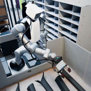 Agile Robots, Audi, Dassault Systèmes und Nvidia haben auf der Nvidia GTC Berlin ein Proof-of-Concept-Projekt vorgestellt, das die Teilesequenzierung im Audi Werk Ingolstadt mithilfe mobiler Humanoider automatisieren soll.(Bild:  Agile Robots)