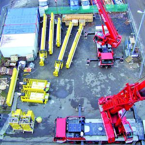 Die neuen Regalbediengeräte werden zerlegt per Lkw an den Einsatzort transportiert. Bild: SSI Schäfer