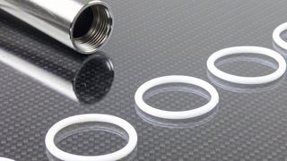 Kremer biete mit den Hochleistungs-O-Ringen aus Krevolast, einem Perfluor-Kautschuk, Produkte an, die sich sowohl unter tiefen als auch hohen Temperaturen bewährten, um Systeme stets prozesssicher abzudichten. 14 Typen mit diversen Eigenschaften hat Kremer im Portfolio, wie es heißt. (Kremer)