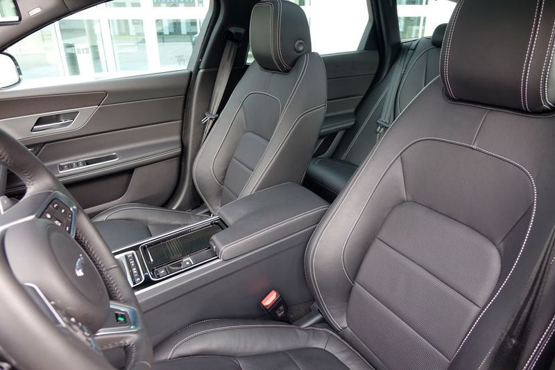 Dank der Ledersitze mit gutem Seitenhalt und den edlen Materialien vermittelt der Jaguar-Kombi ein edles Ambiente. (Sven Prawitz/»Automobil Industrie«)