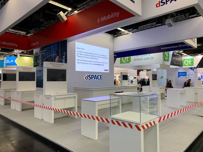 Voll aufgebaut, aber doch nicht da: Der Stand von dSpace am Montagmorgen. (Bild: Dirk Müller)