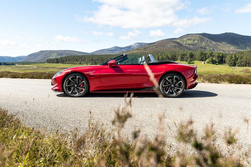 Mit einer Länge von 4,53 Meter und einer Breite von 1,91 Meter entfernt sich der China-MG weit von seinen zierlichen Ahnen. (Bild: MG Motor)