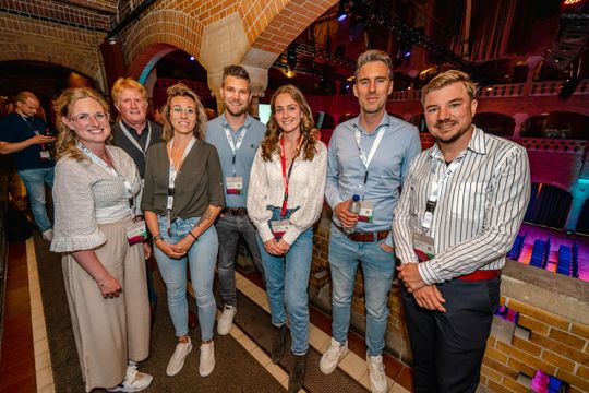 (Die Mitglieder der Studiengruppe (v.l.n.r.): Alicja van Eeuwijk (thuiswinkel.org), Koos Tamis (Staatssekretär für Infrastruktur und Wasserwirtschaft), Lotte Mulder (valantic NL) und Vertreter der teilnehmenden Internetshops (Blokker und Prénatal). Bild: valantic)