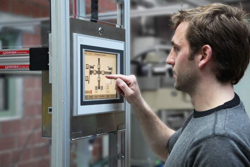Mit Schrittprogrammierung gibt Technikerschüler Joachim Geyer den richtigen Takt für die Bewegungsabläufe der Linearantriebe vor. (Archiv: Vogel Business Media)