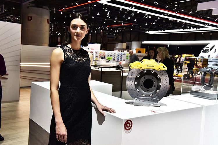 Vielleicht wollte man aber auch mit der dunklen Kleiderwahl nicht zu sehr von den Exponaten ablenken, wie hier am Brembo-Stand. (Gims Swiss)