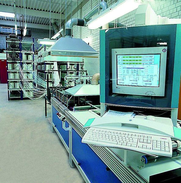 Bild 2: Bei der Profilpultrusion werden die Verstärkungsfasern direkt von den Rollen in die Anlage gezogen. Heraus kommen faserverstärkte Profile als Endlosware. (Archiv: Vogel Business Media)
