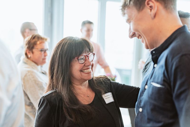 Verena Müller-Thiel (GF C&P) begrüßt Tobias Pauls (Wortmann )  (Bild: C & P Capeletti & Perl)