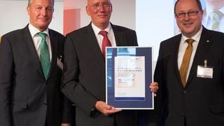 Für sein herausragendes persönliches Engagement wurde Prof. Dr. Michael Schenk mit der Ehrenmitgliedschaft in der Bundesvereinigung Logistik BVL ausgezeichnet. Der Vorsitzende des Wissenschaftlichen Beirats der BVL, Prof. Dr. Werner Delfmann (l.), und BVL-Geschäftsführer Prof. Dr. Thomas Wimmer (r.) überreichten die Urkunde. (Bild: Bublitz/BVL)