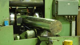 Bild 1: Nach dem Schäldrehen verlässt eine blanke Stange, maßhaltig mit der geforderten Oberflächengüte, die Schälanlage. (Archiv: Vogel Business Media)