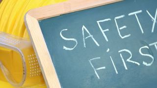 Safety First ist leichter gesagt als getan. Vor allem, weil die Entwicklung von Sicherheitssystemen im Umfeld der vernetzten Fabrik noch weiter an Komplexität zunehmen wird. (©Aleksandar Kosev - stock.adobe.com)