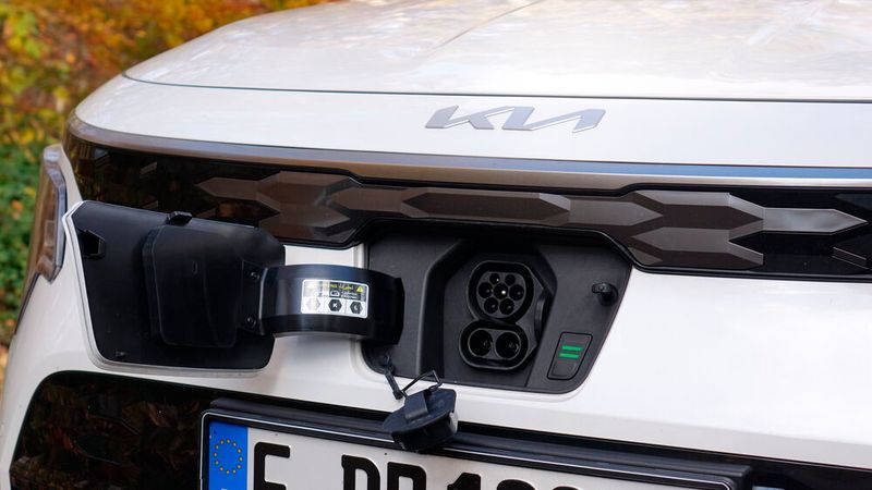 3. Der Ladeanschluss: Die Position der Ladebuchse mitten in der Front scheint uns die sinnigste zu sein, denn sie lässt sich von jeder Säule aus leicht erreichen und macht viele umständliche Rangiermanöver unnötig. Drei LED-Segmente zeigen den Ladezustand an. Was dem Kia hingegen fehlt, ist eine Möglichkeit, den Ladevorgang abzubrechen. Weder konnten wir den Ladestecker mit dem unmarkierten Knopf unter den LED-Segmenten entriegeln, noch gab es dafür eine Funktion im Display.  (Bild: Rosenow – »kfz-betrieb«)