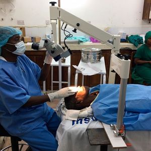 Das transportable OP Mikroskop kommt unter anderem in Uganda bei Augen-OPs zum Einsatz.