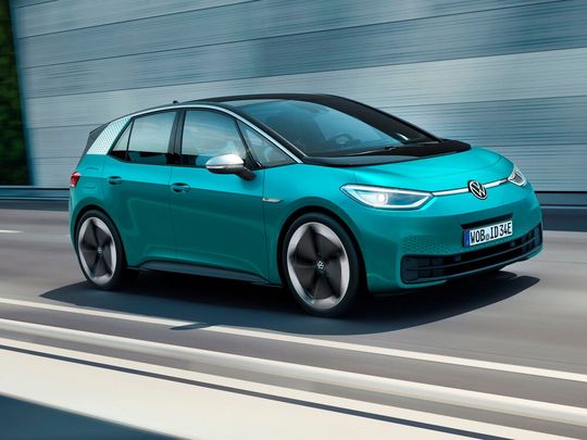 Elektroautos laufen in Deutschland generell nicht so flott vom Fließband, wie es nötig wäre. Das Ifo-Institut hat sich in der deutschen Automobilbranche mal umgehört. Was dabei herauskam, ist nicht gerade dazu da, die Hoffnungen auf bessere Zeiten zu erfüllen ...(Bild:  Volkswagen)