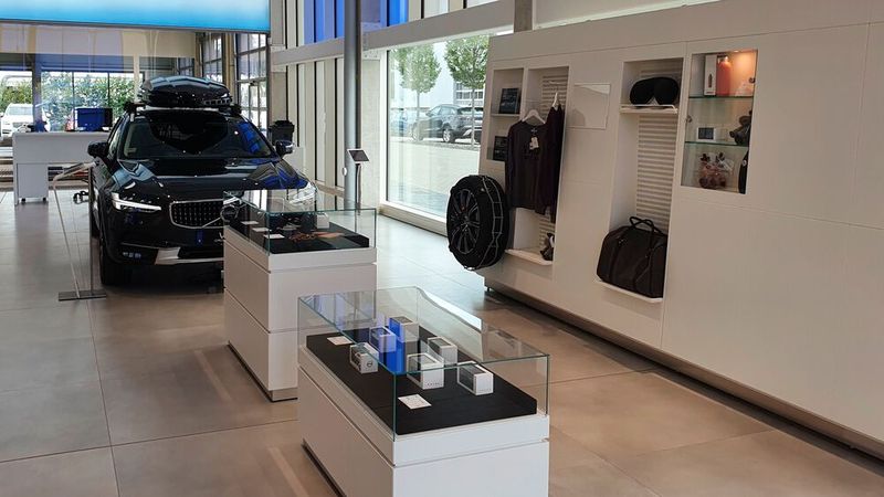 Auch der Zubehörbereich ist großzügig dimensioniert. (Bild: Mauritz/»kfz-betrieb«)