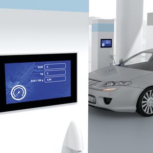 Hochauflösende, Ex-geschützte Industriemonitore wie das HMI-Panel der Serie VisuNet FLX helfen bei der Abwicklung des Tankvorgangs. (Bild:  Pepperl+Fuchs)