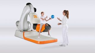 Das Therapiegerät mit einem KR Quantec Roboter von Kuka ahmt die Bewegung eines Pferderückens in der Gangart Schritt exakt nach. (Bild: intelligent motion)