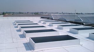 Eine Möglichkeit zum Energiesparen: Die nach Herstellerangabe erste weiße Bitumen-Membran der Welt sollen den Energieverbrauch von Industriegebäuden senken. Bild: Derbigum (Archiv: Vogel Business Media)