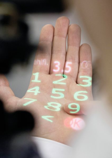 Im Audi Production Lab tüfteln Produktionsplaner an innovativen Technologien für die Produktion der Zukunft. Eine vielversprechende Technik ist die Handprojektion. (Bild: Audi)