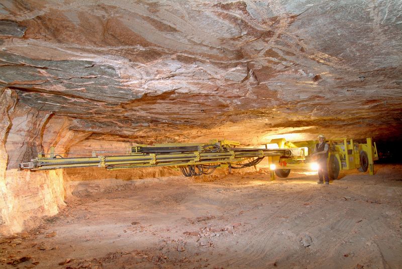 Die Gewinnung der natürlichen Rohsalze erfolgt durch Sprengung. Computergesteuerte Bohrwagen treiben mit höchster Präzision Löcher in das Gestein, die anschließend mit Sprengstoff befüllt werden. (Bild: K+S)