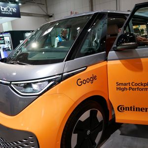 Am Messestand von Google Cloud konnten Besucher Demos von mehreren Unternehmen anschauen, darunter BMW, Bosch oder Schaeffler. Mit Continental brachte das Unternehmen KI ins Fahrercockpit eines VW ID Buzz. (Bild:  Sandro Kipar/VCG)