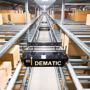 Multishuttle von Dematic transportieren gemischte Produkte unterschiedlicher Abmessungen und steigern deutlich die Effizienz beim Lagern, Kommissionieren und Bereitstellen. 