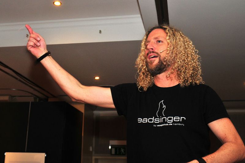 Nach den Mittagspausen gab Leif Keichel vom Team von Super Rabatzki den Ton an. Die Teilnehmer der Herbstakademie bekamen in Vorbereitung auf den Samstagabend bei Gosch ein wenig Gesangsunterricht. (Zietz / »kfz-betrieb«)