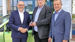 Fahrzeugübergabe: (v. li.) Jens Greibke (Serviceleiter Skoda Deutschland), Uwe Rokosch (BTZ-Leiter) und Thomas Peckruhn (Inhaber Autohaus Liebe und ZDK-Vizepräsident).  (BTZ Möckern)