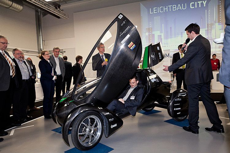 Staunen im Leichtbau Campus: Heute Vision – morgen Realität? (Foto: Stefan Bausewein)