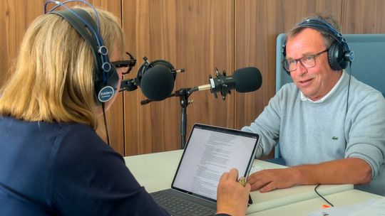 Podcast-Host Silvia Lulei und Andreas Glotz von der Deutschen Gesellschaft für Geldwäscheprävention diskutieren reale Geldwäschefälle aus dem Kfz-Handel.(Bild:  Stefan Schmitt - Die goldene Kuh)