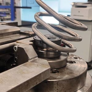 Für die besonders komplexen Geometrien, beispielsweise Rohrwendel, kommt die CNC 40 Rotary mit freigelagerter Biegeschablone zum Einsatz.(Bild:  TDM Aerospace)