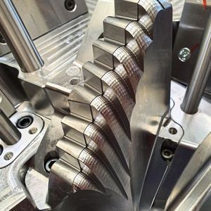 Anspruchsvoll: Acht Werkzeugeinsätze weisen bei dieser Spritzgussform eine facettenförmige Oberfläche auf, die bei dem zu produzierenden Lichtleiter die Reflektorfläche bilden. (Bild:  Moldino)