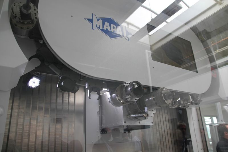Im Anschluss an den Mapal Dialog am 16. und 17. Juni lud das Unternehmen zur Pressekonferenz, in der neben Fachvorträgen zu neuen Technologien und Verfahren eine Werkzeugvorführung zu bestaunen war. (Bild: Sonnenberg)