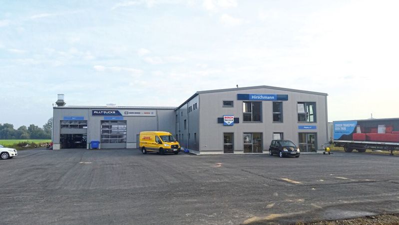 Großzügige Dimensionen und ein modernes Erscheinungsbild: Der neue Betrieb des Kfz-Meisterservices Hirschmann in Straubing.(Bild:  Hirschmann)