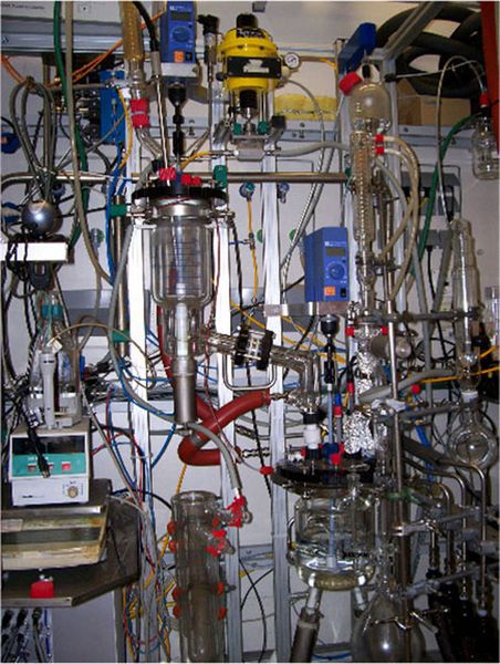 Die „Batch Laboratory Unit“ (BaLU) des Technologielabors der Saltigo-Business Line Agro verfügt über zwei unabhängige Glasreaktoren, eine integrierte Rezeptsteuerung und zahlreiche Mess- und Regelmöglichkeiten. Dazu gehört auch moderne Prozessanalysentechnik, etwa Ultraschallsensoren zur Füllstandsmessung und die Trübungsmessung durch Lichtstreuung; (Foto: Saltigo)