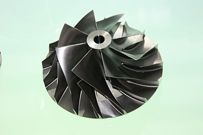 Komplett in einer einzigen Aufspannung gefertigt: Lüfterrad für den Motorsport. Daneben zeigt DMG ... (Archiv: Vogel Business Media)