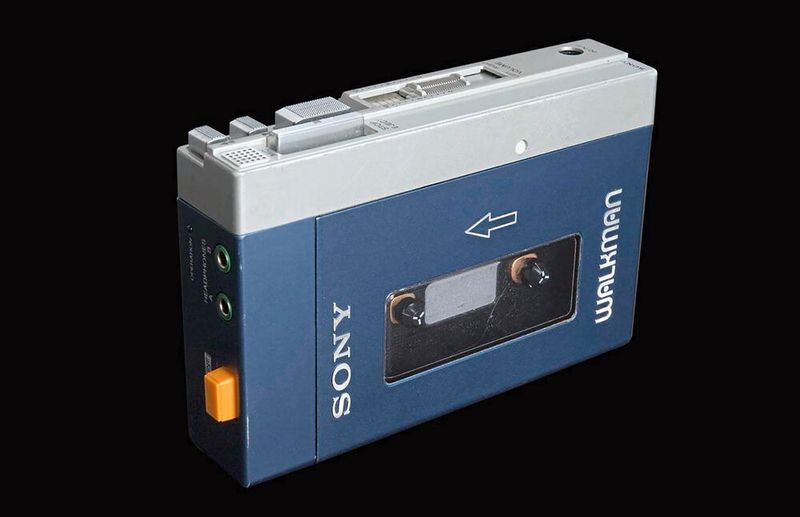 21. Juni 1979: Mit dem Walkman TPS-L2 erschien am 21. Juni 1979 erstmals ein echtes portables Musik-Abspielgerät. Er wurde zu einem der bestimmenden Gadgets der 1980er Jahre, nicht nur unter Jugendlichen: Mit dazu beigetragen hat auch die damalige Aerobic- und Fitnesswelle. Sony-Mitgründer Akio Morita ließ sich stets als Erfinder des Walkman feiern. Tatsächlich hatte aber bereits 1977 der Deutsch-Brasilianer Andreas Pavel ein ähnliches Gerät zum Patent angemeldet. Erst im Jahr 2004, nach Moritas Tod, legten Sony und Pavel ihren langen Streit außergerichtlich bei. Als mit der CD ein Medium mit potentiell besserer Tonqualität und höherer Speicherdichte auf den Markt kam, ging die Popularität von Kassetten-Abspielgeräten langsam zurück. Den endgültigen Todesstoß brachten aber Flash-basierte MP3-Player wie der iPod. Im Oktober 2010 ging die Ära des Walkman zu Ende: Nach mehr als 30 Jahren und einer Gesamtstückzahl von über 385 Millionen Geräten stellte Sony die Produktion des Kultgeräts ein. (Bild: Anna Gerdén - Tekniska museet / CC BY-SA 3.0)