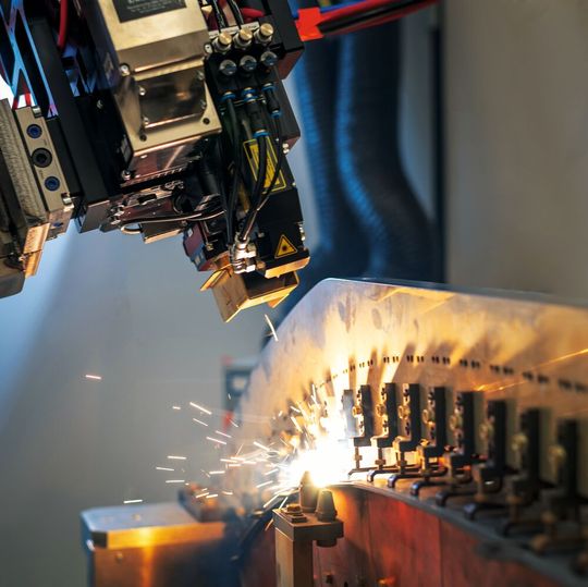 Schweissen, Löten, Schneiden oder Härten: Die Bearbeitung mithilfe von Laserstrahlen ist in vielen Branchen gang und gäbe. Schweissen, Löten, Schneiden oder Härten: Die Bearbeitung mithilfe von Laserstrahlen ist in vielen Branchen gang und gäbe.