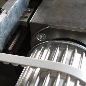Messung der seitlichen Ablaufkraft eines Brecoflex-Riemens im Prüffeld. Mit der Kenntnis des Zusammenhangs von Zugträgerspannungsverteilung und Ablaufkraft lassen sich korrekte Bremskraftvorgaben für den Prozess ableiten.