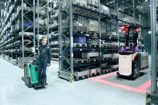 Die manuell geführten Stapler und Deichselgeräte von Mitsubishi und die automatisierten fahrerlosen Transportsystemen aus dem Hause Rocla harmonieren in der Zusammenarbeit.(Bild:  Mitsubishi)