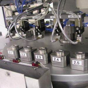 Der mechanische 5-fach-Greifer  ... positioniert die fünf Prüflinge gleichzeitig in den fünf Aufnahmen der Prüfform.