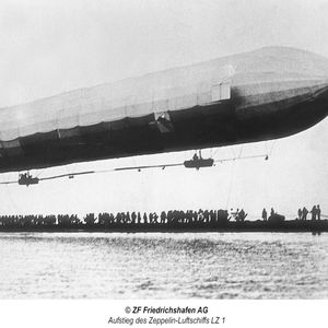 Start des Luftschiffs LZ1 am 2. Juli 1900 in Manzell.